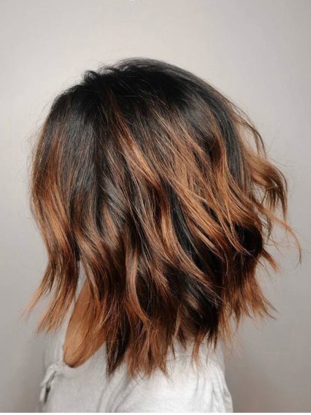 Coupe d'une femme sur cheveux mi-longs